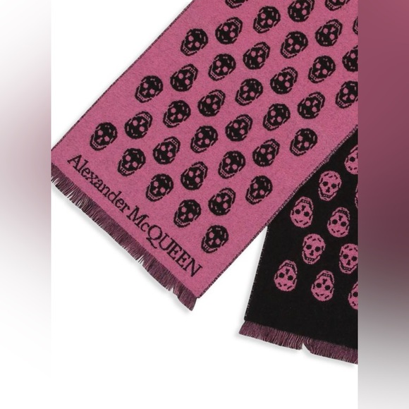 NWT Alexander McQueen Reversible Skull scarf - Picture 2 of 2